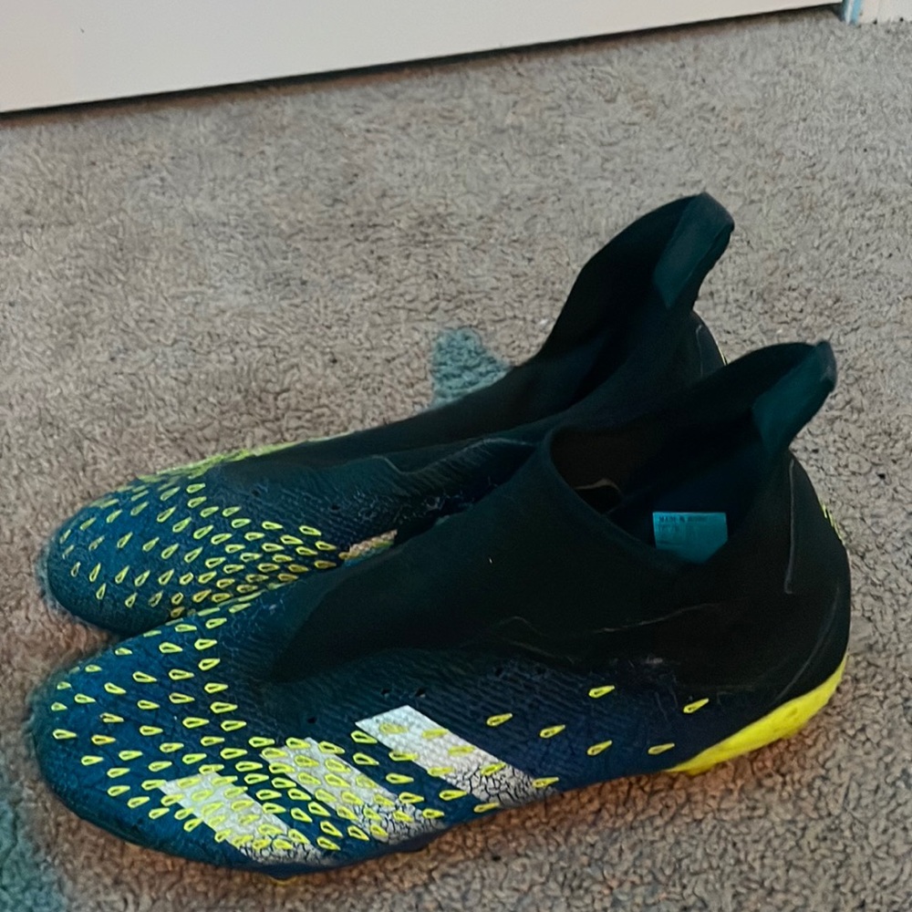I am selling a size 9 adidas predator freak .3 FG soccer cleats